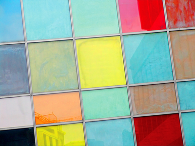 חלון בלגי מחולק למשבצות צבעוניות